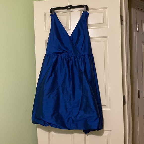 A "v" cut neck line blue dress - Picture 2 of 2
